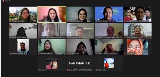 Pelatihan Pembuatan Media Interaktif Untuk Pembelajaran Fisika Bermakna di Masa Pandemi untuk Guru Fisika SMA Kabupaten Kediri