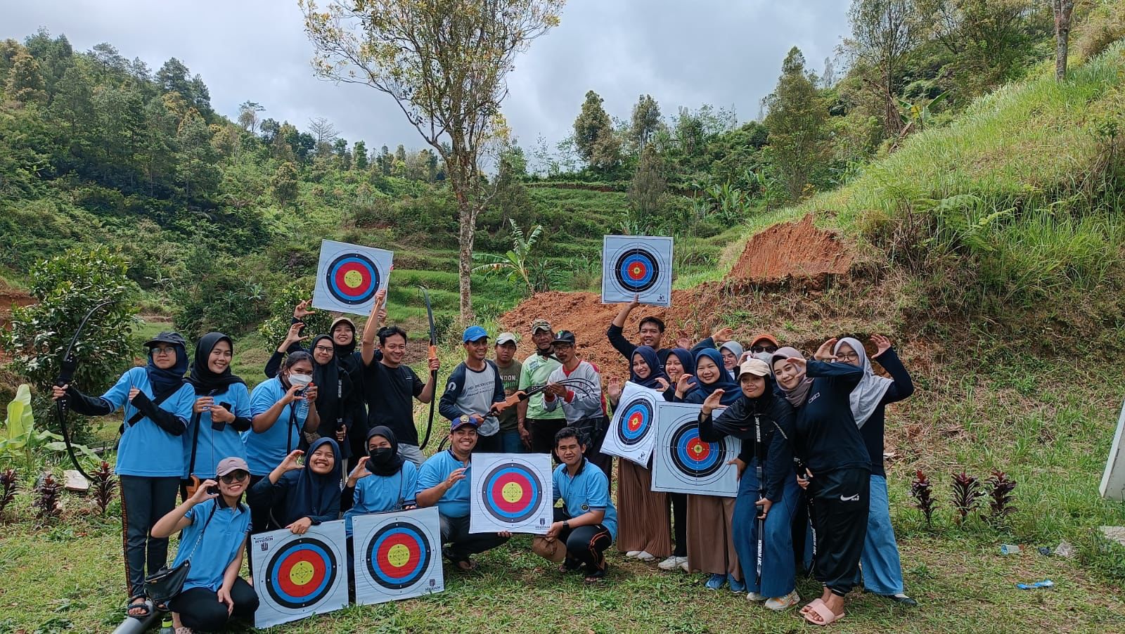 PENDAMPINGAN DAN PENGEMBANGAN ARCHERY ZONE SEBAGAI OBJEK SPORT EDUCATION DI LEMBAH DILEM WILIS KABUPATEN TRENGGALEK