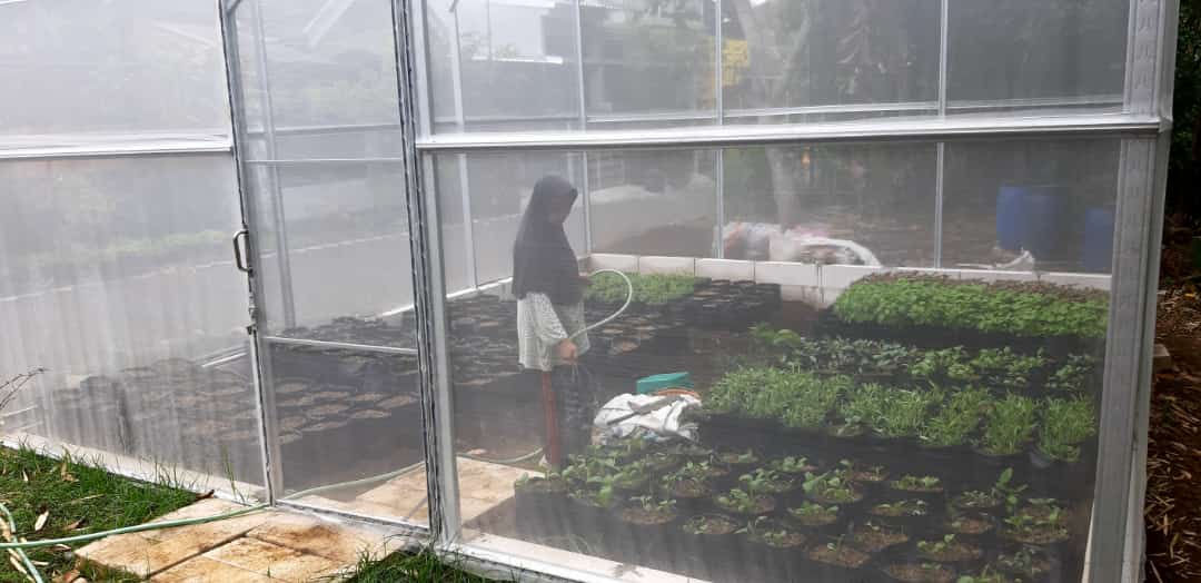 PROGRAM PENINGKATAN OMZET DENGAN PEMBUATAN PUPUK KOMPOS DARI LIMBAH RUMAH TANGGA BERBASIS FAST KOMPOSTER PADA KELOMPOK TANI CEMARA HIJAU FARM DI BUKIT CEMARA TIDAR