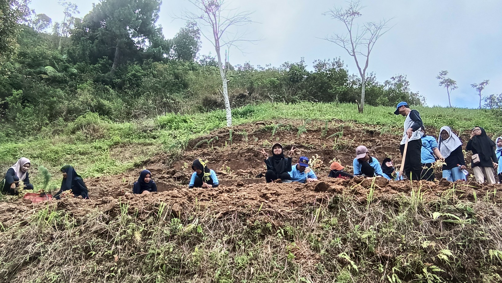 PENDAMPINGAN DAN PENGEMBANGAN TANAMAN KONSERVASI BUNGA HIAS BERBASIS EBT DI LEMBAH DILLEM WILIS KABUPATEN TRENGGALEK
