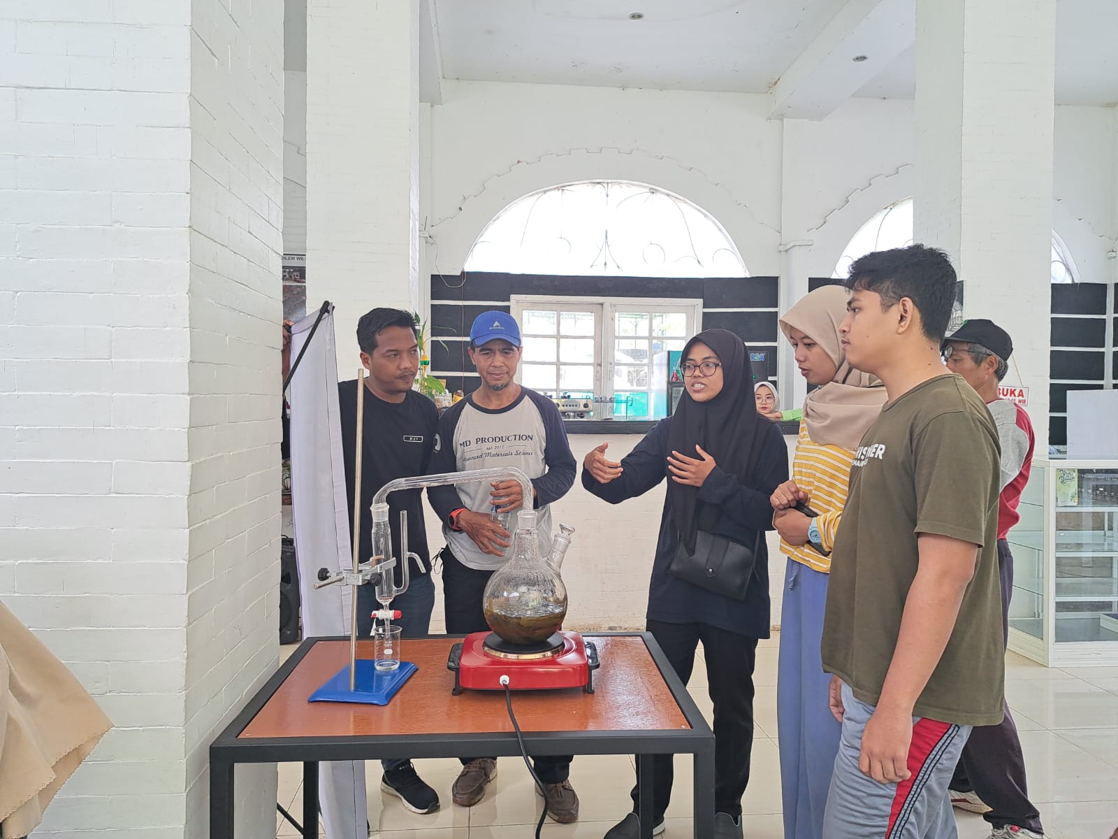 DESTILATOR PENYULINGAN MINYAK ATSIRI (LAB. SCALE) SEBAGAI WAHANA EDUKASI BERBASIS SAINS DAN PERTANIAN DI SCIENCE TECNO PARK LEMBAH DILLEM WILIS TRENGGALEK