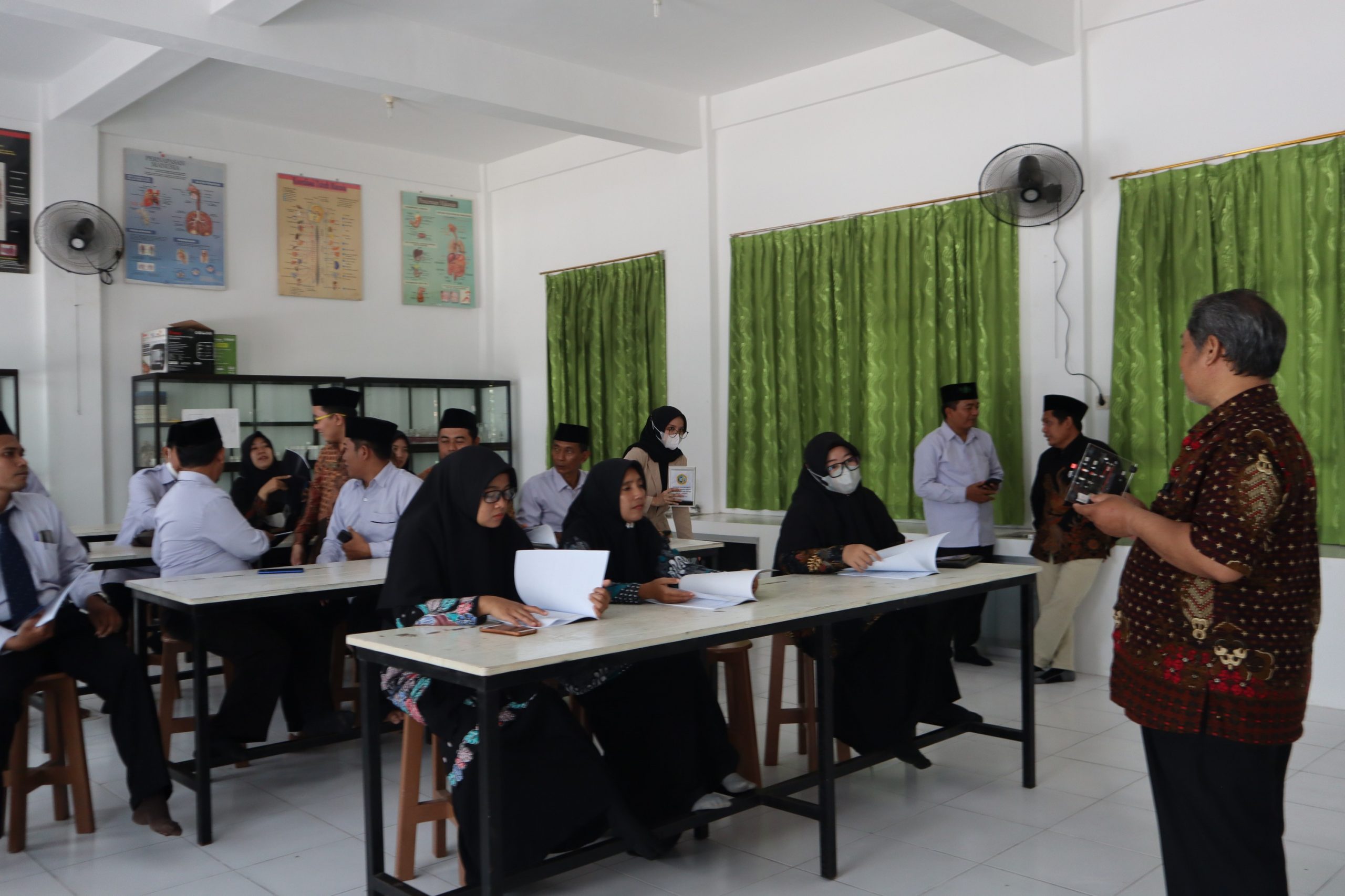 PENDAMPINGAN PENGELOLAAN LABORATORIUM SAINS SEKOLAH DI PESANTREN ZAINUL HASAN GENGGONG UNTUK MENDUKUNG TERCAPAINYA SEKOLAH BERBASIS RISET