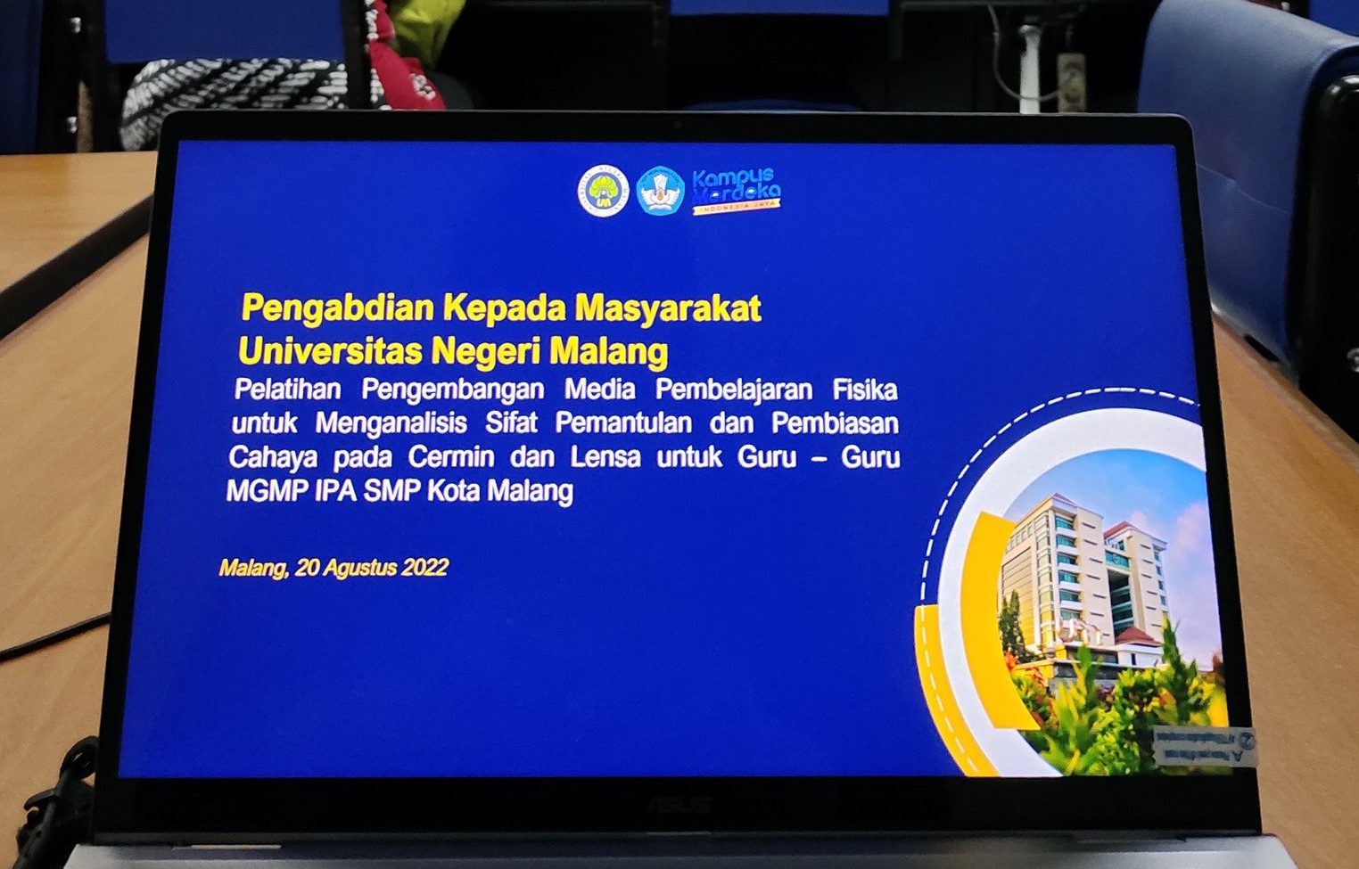 PELATIHAN PENGEMBANGAN MEDIA PEMBELAJARAN FISIKA UNTUK MENGANALISIS SIFAT PEMANTULAN DAN PEMBIASAN CAHAYA PADA CERMIN DAN LENSA GURU-GURU MGMP IPS SMP KOTA MALANG
