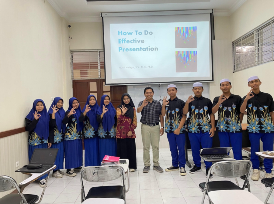 Coaching Tim Riset SMA Unggulan Haf-Sa Zainul Hasan BPPT Genggong oleh Dosen Fisika UM