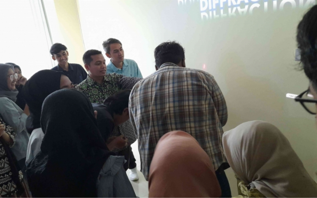 Partisipasi Publik Kelas Optika S1 Fisika UM: Mahasiswa Berhasil Menentukan Diameter Rambut dengan Laser