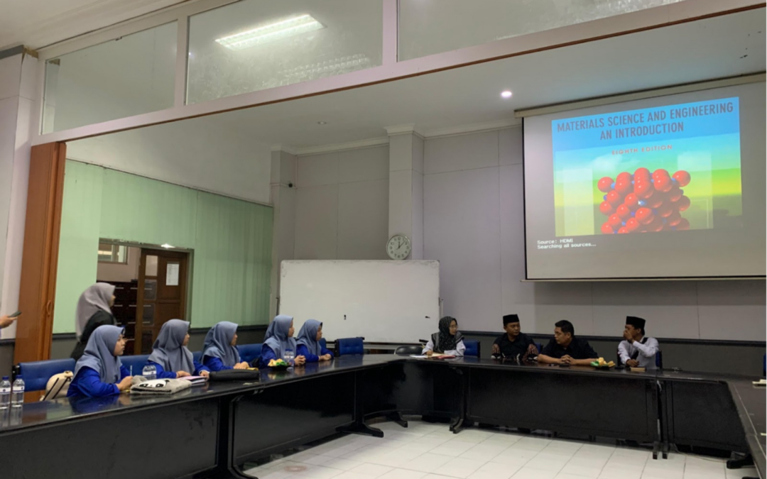 Pembimbingan Intensif Penulisan Hasil Riset Bertema Energi dan Lingkungan untuk Santri Pesantren Zainul Hasan Genggong di Departemen Fisika UM