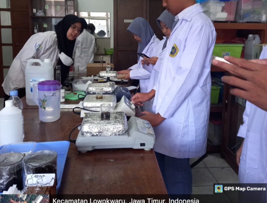 Santri Pondok Pesantren Zainul Hasan Genggong Antusias Belajar Riset Energi dan Lingkungan di Lab Fisika UM