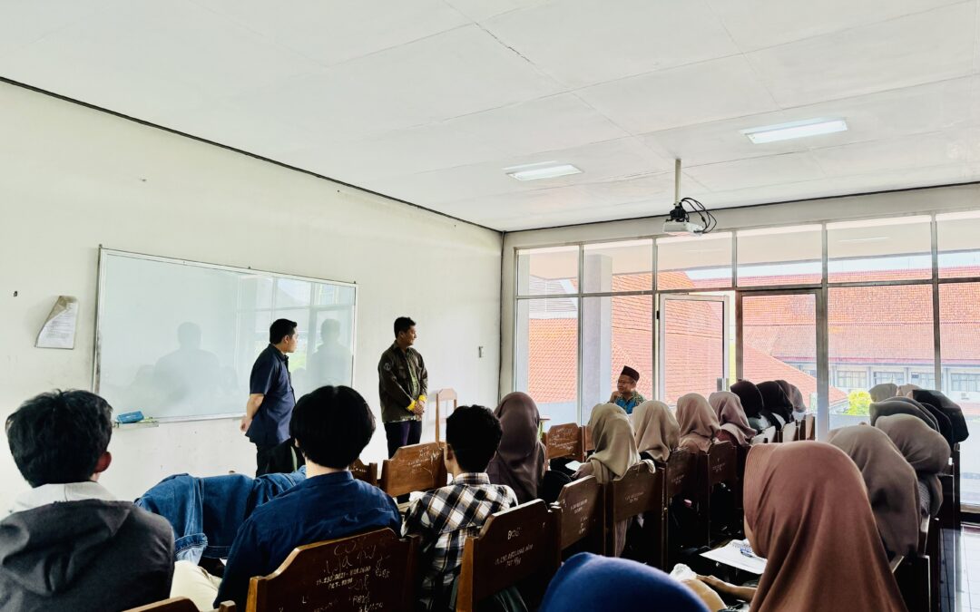 Mahasiswa Fisika ITS dan Guru Privat Ikuti Kuliah Optika S1 Fisika UM