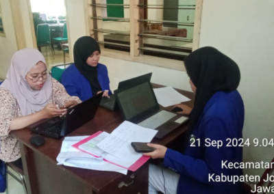 Mahasiswa Berdiskusi saat Magang di PG Tjoekir