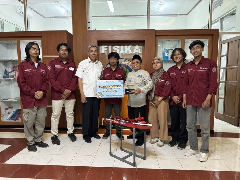 Tim Cakradiara USRC Berpose dengan Kepala Departemen Fisika dan Dosen Pembimbing
