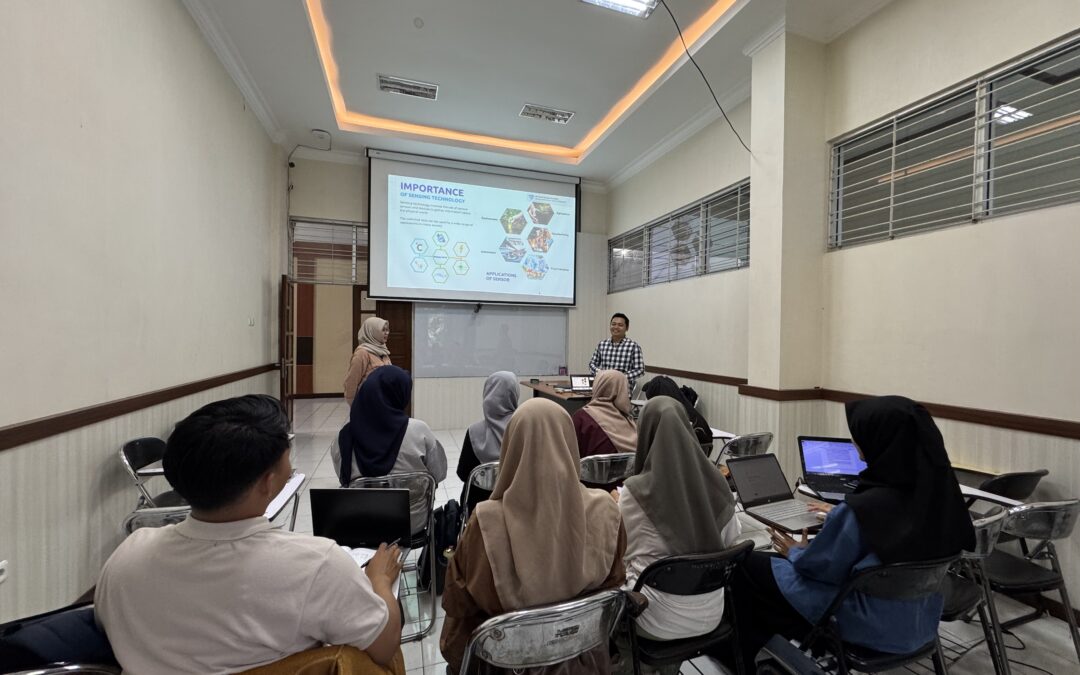 Alumni UNESA Mengikuti Kuliah Sensor Optik di Program Studi S2 Fisika FMIPA UM