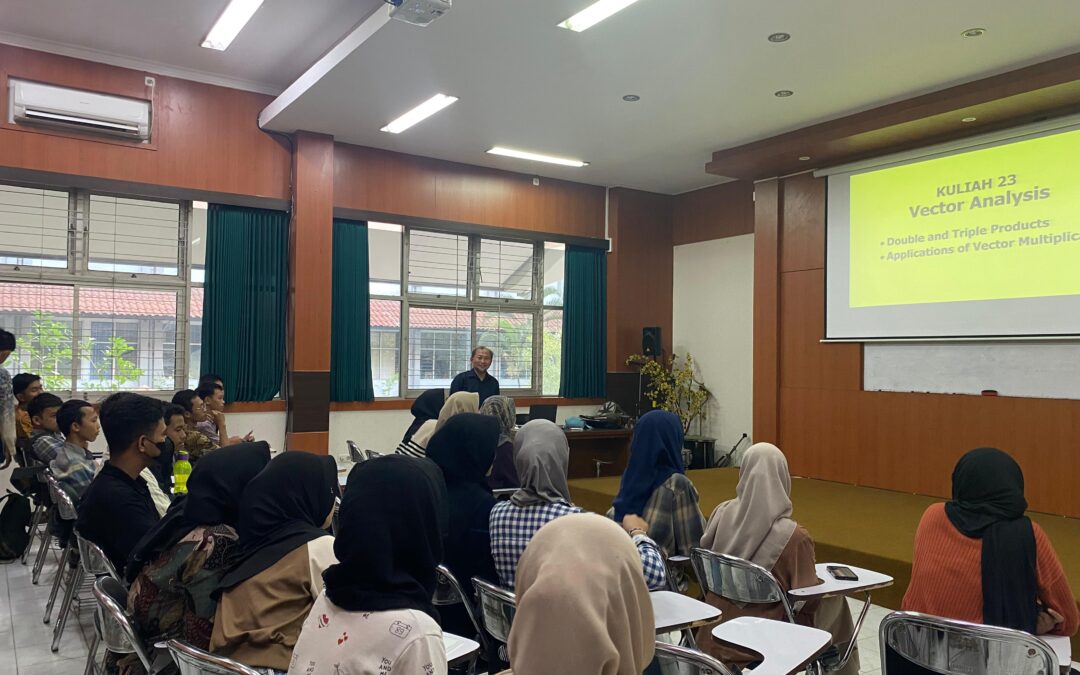 Kuliah Fisika Matematika I di Departemen Fisika UM Diikuti oleh Peserta Publik