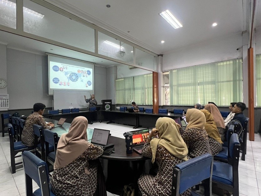 Workshop Internasional : Departemen Fisika Ajak Dosen dan Mahasiswa Gali Riset Kualitatif STEM Bersama Pakar Internasional