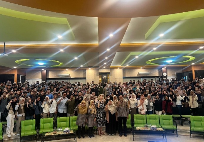 General Lecture “Understanding Students’ Choices in STEM: Identities and Aspiration” : Mahasiswa S1 Departemen Fisika Belajar Identitas STEM dalam Perspektif Global