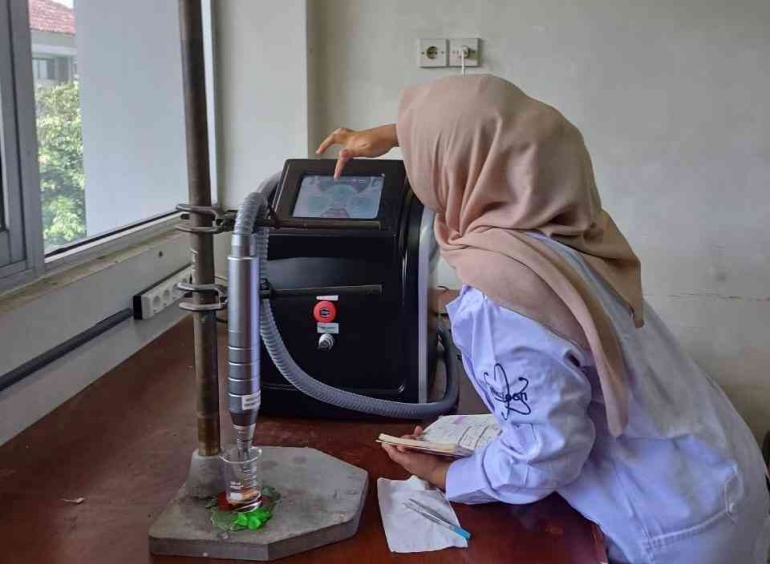 Mahasiswa Fisika FMIPA UM Tawarkan Alternatif Deteksi Glukosa Lewat Serat Optik dari Bahan Alami Lokal dengan Menggunakan Teknologi Laser