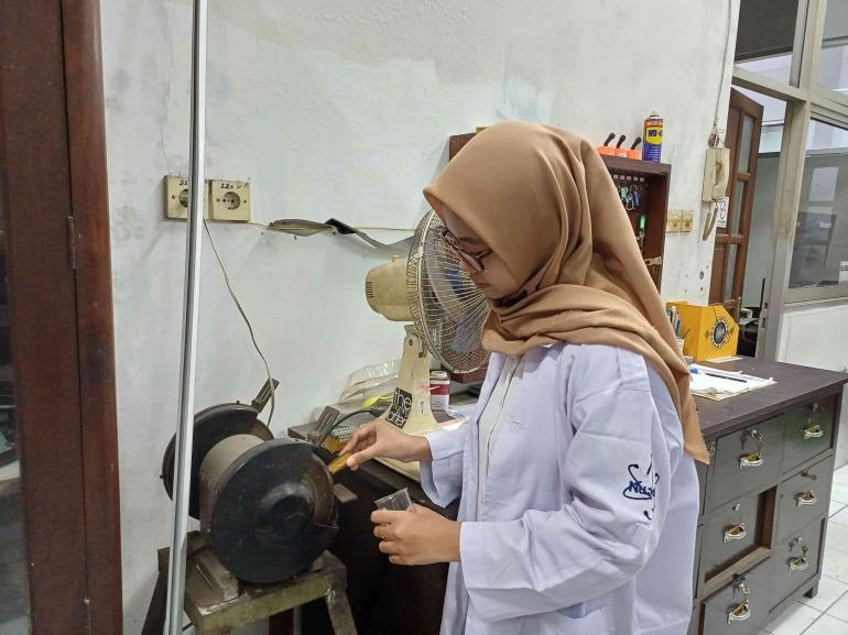 Mahasiswi Fisika UM Kembangkan Sensor Indeks Bias Berbasis Serat Optik Terintegrasi Nanohibrida Emas dan Kayu Kuning